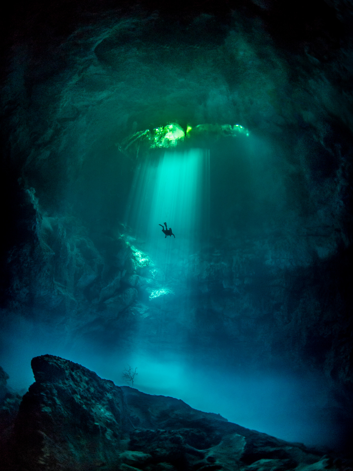Глубина жуткий. Подводная пещера Сенот. Сенот два глаза. Океаны. Глубина. Морская бездна.